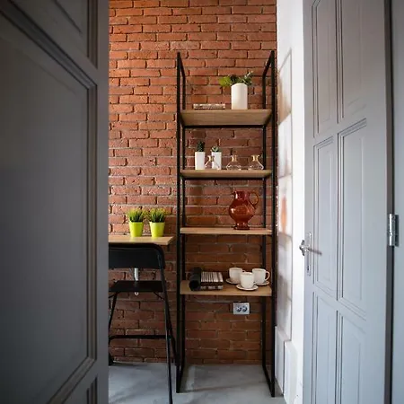 Old Town Courtyard With Private Parking *