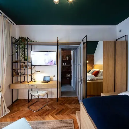 Old Town Courtyard With Private Parking Kaloşvar